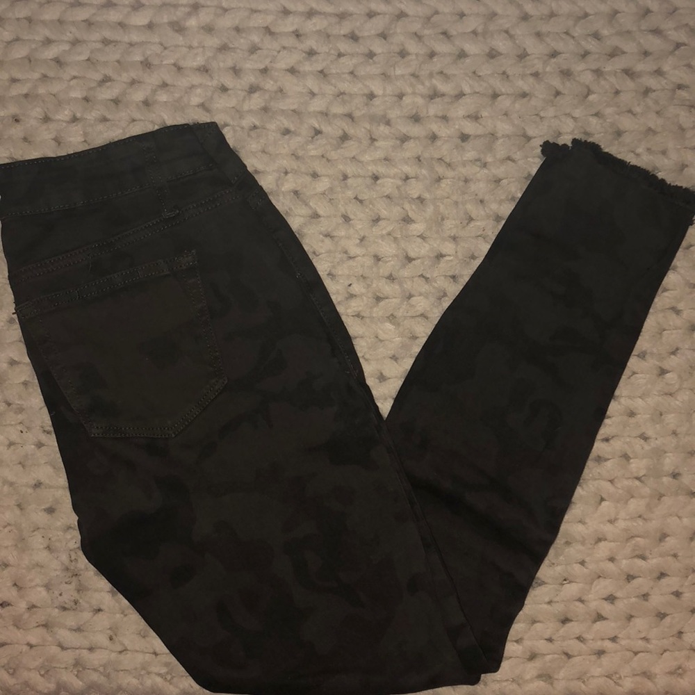 Camo fringe crop pants